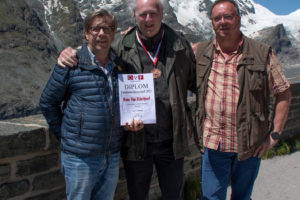 Kurt, Renè und Helmut mit Urkunde und Medaille von Renè.
