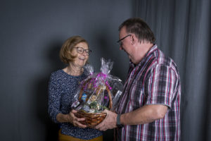 30 Jahre Klubmitgliedschaft: Erika Döberl erhält einen Geschenkkorb von Helmut Ming