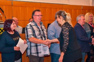 Frau Bürgermeisterin gratuliert recht herzlich.