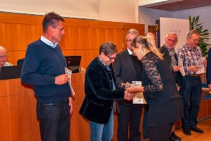 Kurt Steindl nimmt ein Diplom für den Fotoklub Leonding entgegen.