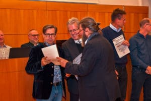 Ewald Schmelz überreicht schließlich noch ein drittes Diplom.