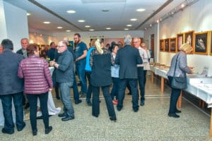 Angeregte Gespräche beim inoffiziellen Teil der Veranstaltung.
