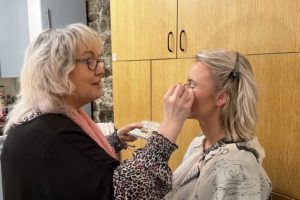 Visagistin Romana Virag mit Model Nina Peter