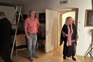 Franz und unsere Visagistin Romana als interessierte Zuseher des Geschehens.