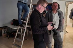 Erste Kontrolle der gemachten Bilder von Andreas Kreutzer. Kurt sieht sich die Szene von oben an und Horst wirkt nicht gerade glücklich. Was ist passiert?