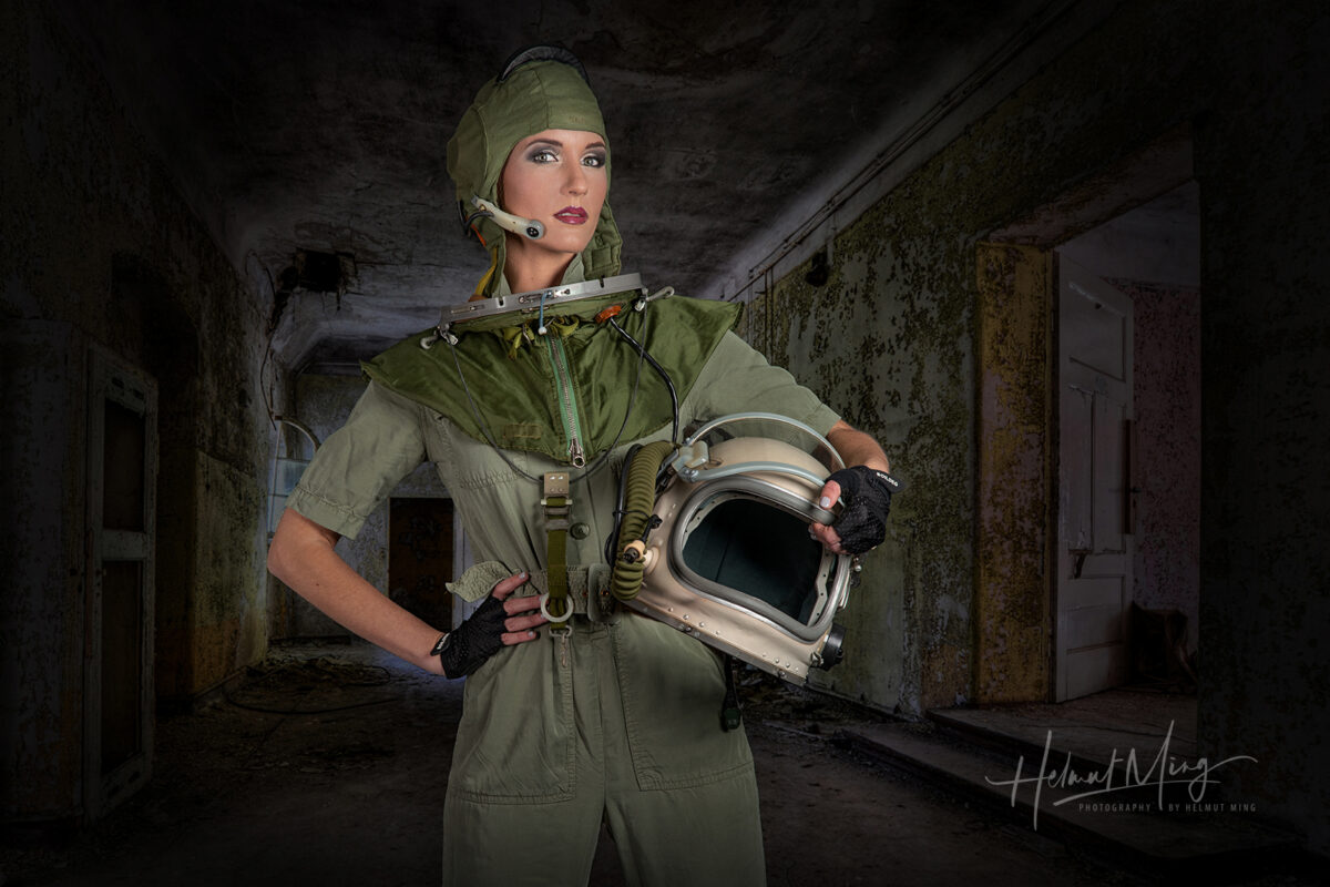 MIG Pilot Woman 0990